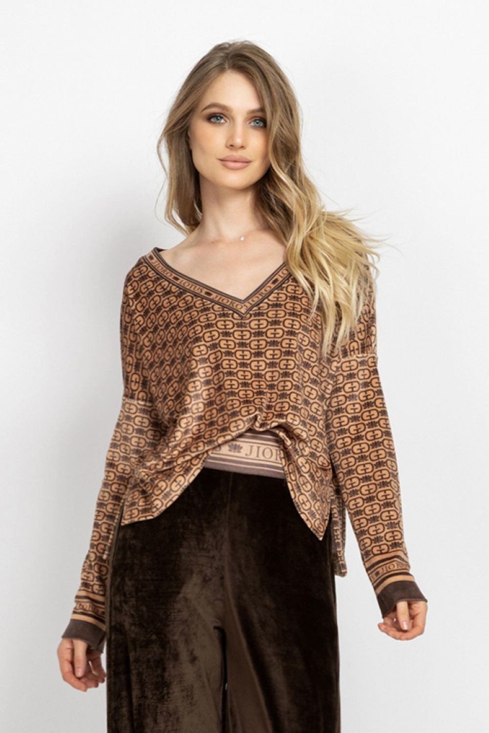 RELAXED VELVET V-NECK TOP - MOCHA MOUSSE LOGO