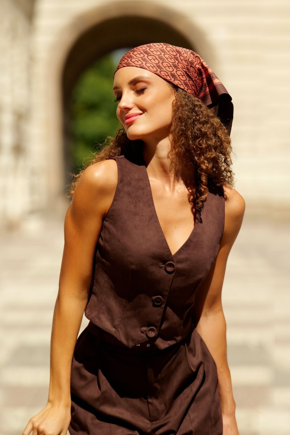 SUEDE-EFFECT VEST IN DARK BROWN - ESSENTIALS JIORO ТЪМНОКАФЯВ ЕЛЕК С ВЕЛУРЕН ЕФЕКТ - ESSENTIALS JIORO