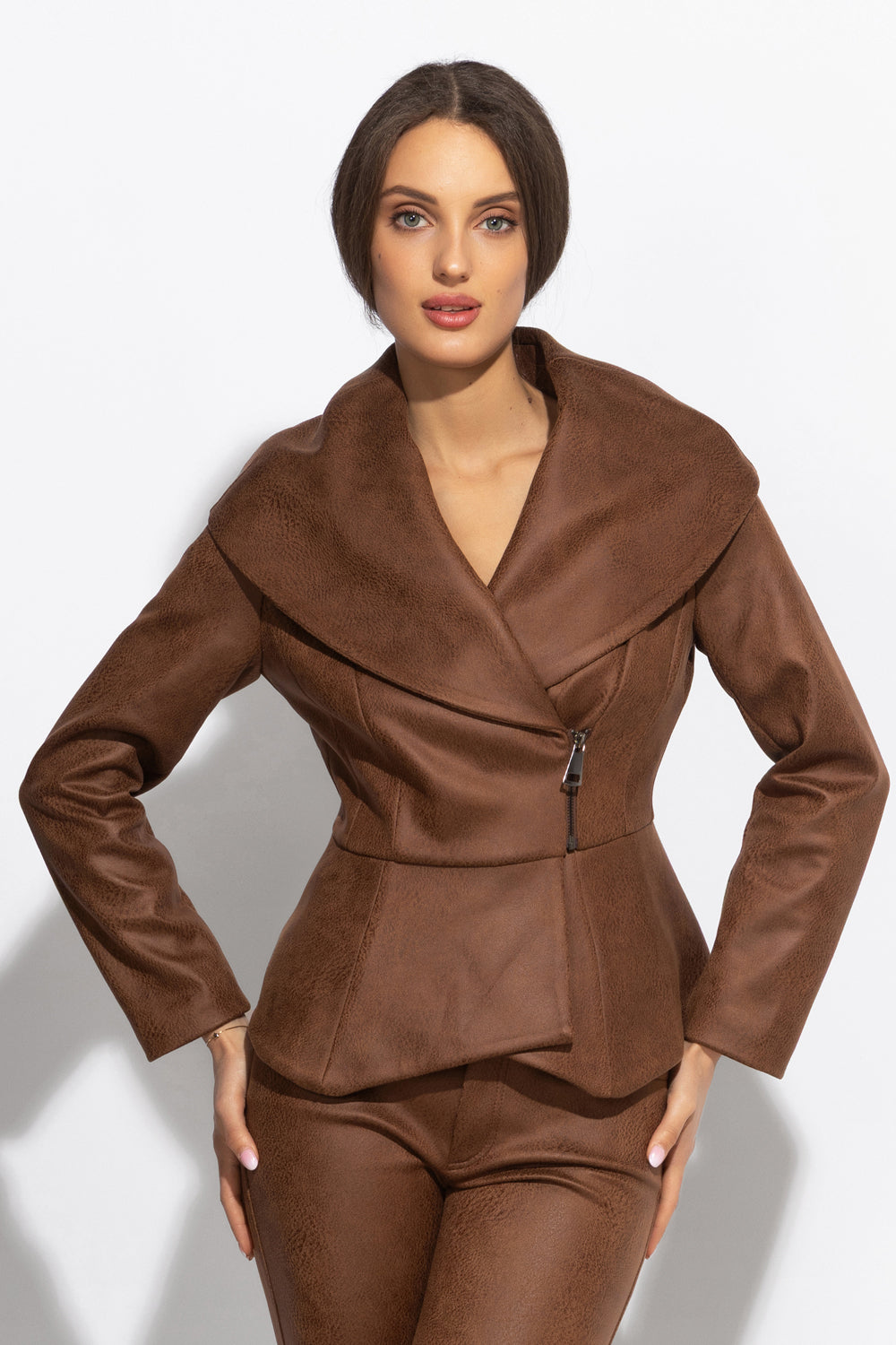 SUEDE-LOOK BLAZER WITH ASYMMETRICAL CLOSURE IN BROWN- ESSENTIALS JIORO БЛЕЙЗЕР С ШАЛ ЯКА ОТ ВЕЛУР В КАФЯВО - ESSENTIALS JIORO