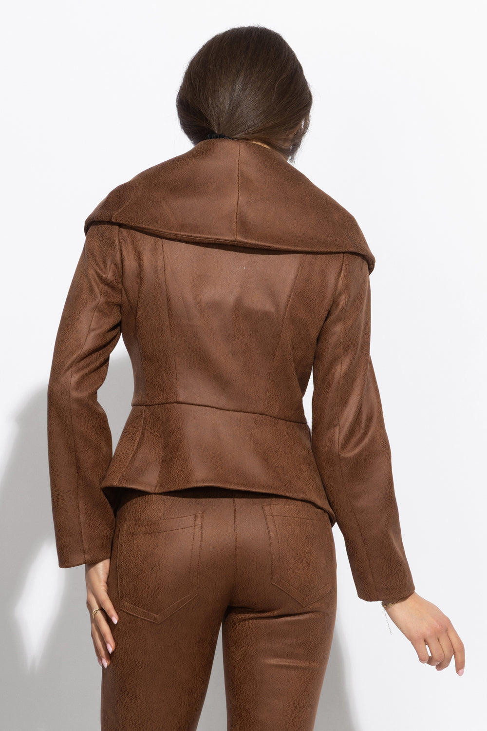 SUEDE-LOOK BLAZER WITH ASYMMETRICAL CLOSURE IN BROWN- ESSENTIALS JIORO БЛЕЙЗЕР С ШАЛ ЯКА ОТ ВЕЛУР В КАФЯВО - ESSENTIALS JIORO