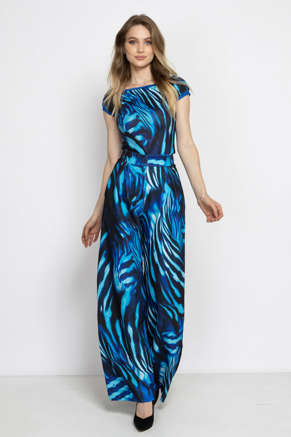 PLEATED WIDE-LEG VISCOSE PANTS - SHADES OF BLUE JIORO ШИРОК ВИСКОЗЕН ПАНТАЛОН С ВЕЛУРЕНИ КАНТОВЕ – SHADES OF BLUE JIORO