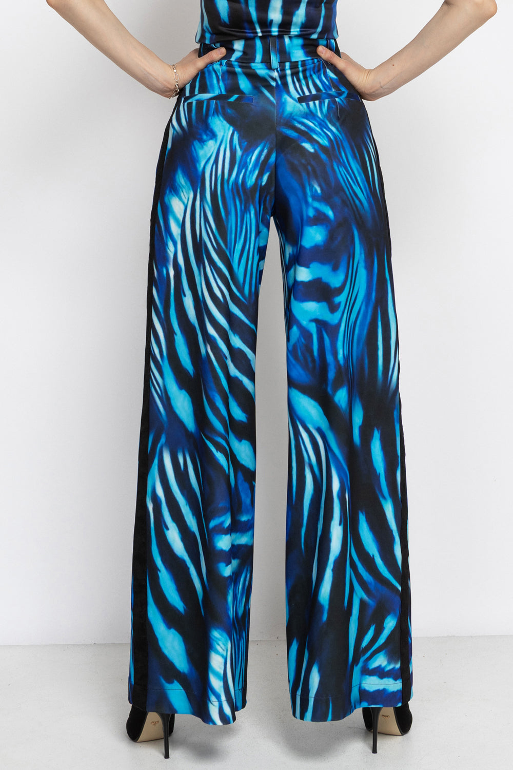 PLEATED WIDE-LEG VISCOSE PANTS - SHADES OF BLUE JIORO ШИРОК ВИСКОЗЕН ПАНТАЛОН С ВЕЛУРЕНИ КАНТОВЕ – SHADES OF BLUE JIORO