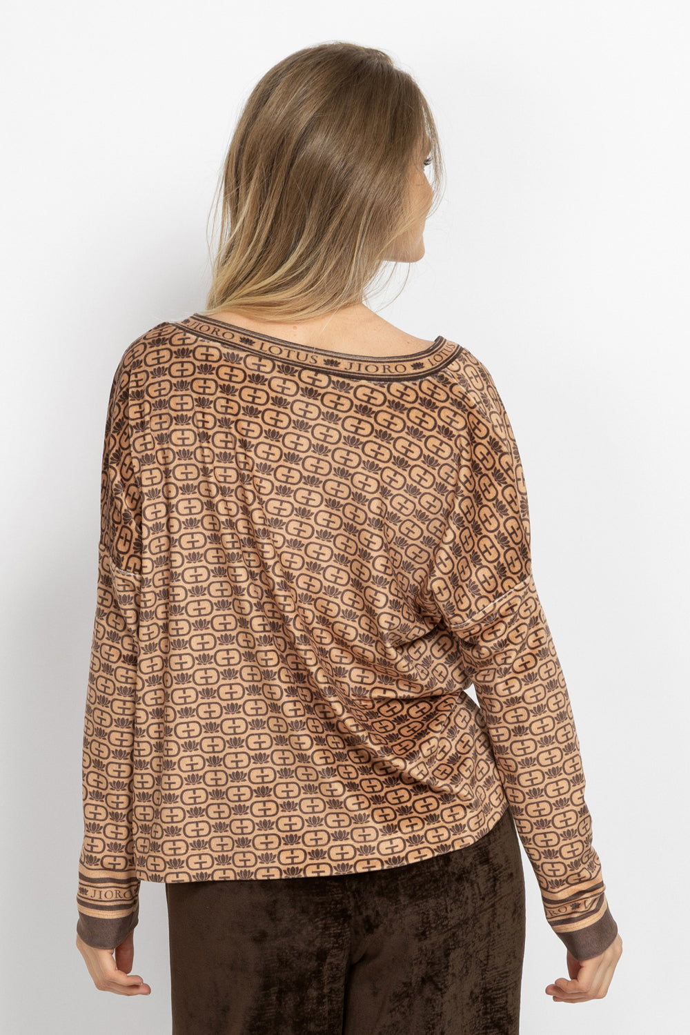 RELAXED VELVET V-NECK TOP - MOCHA MOUSSE LOGO