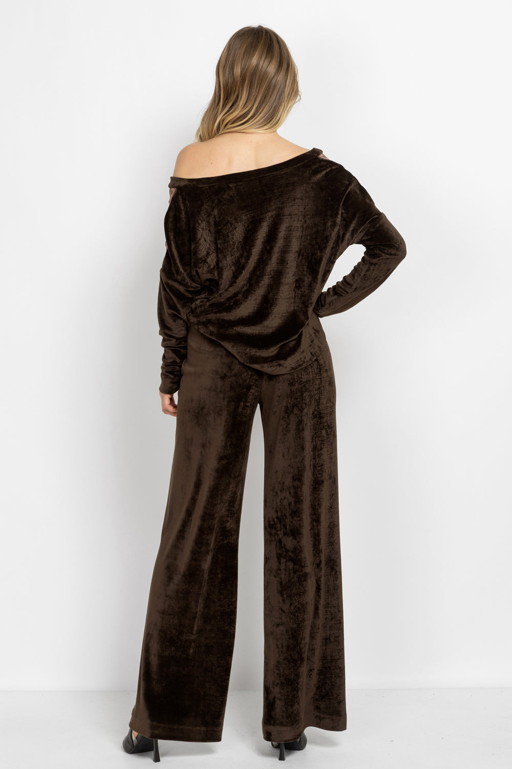 TRUFFLE RELAXED V-NECK VELVET TOP WITH MOCHA MOUSSE LOGO TRIM - ESSENTIALS