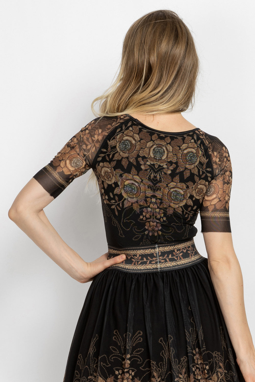 SHORT-SLEEVE MESH BODYSUIT WITH MODAL LINING - GOLDEN ROSES JIORO МРЕЖЕСТО БОДИ С КЪС РЪКАВ И ПОДПЛАТА ОТ МОДАЛ - GOLDEN ROSES JIORO