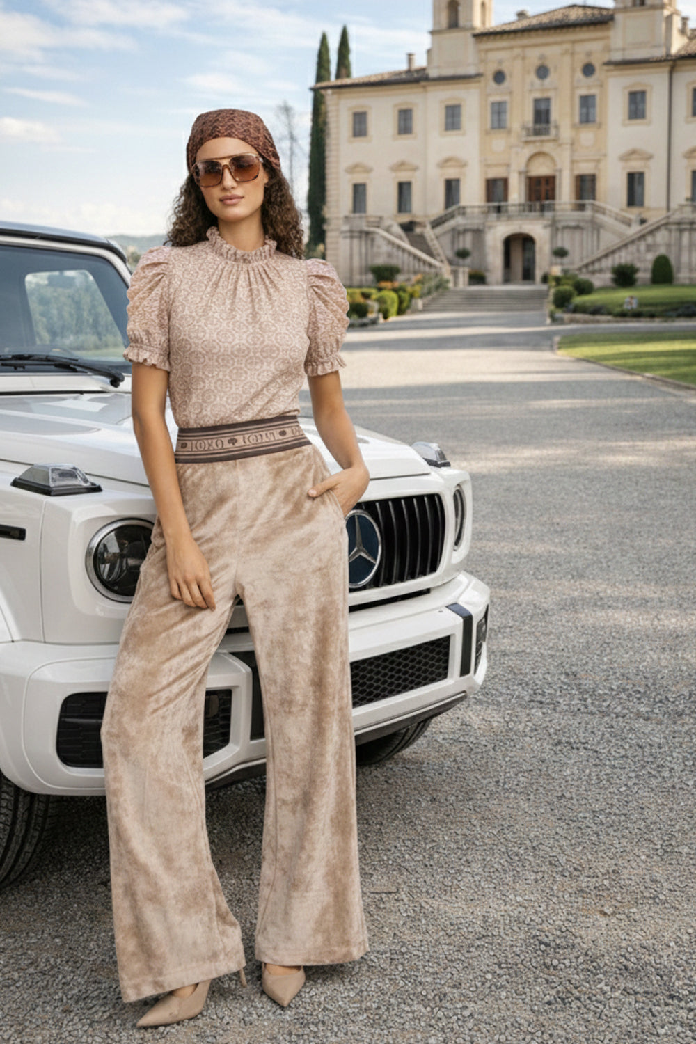 BLOUSE WITH RUFFLES - IVORY LOGO JIORO БЛУЗА С ЛОГО ПРИНТ И НАБОРИ - IVORY LOGO JIORO