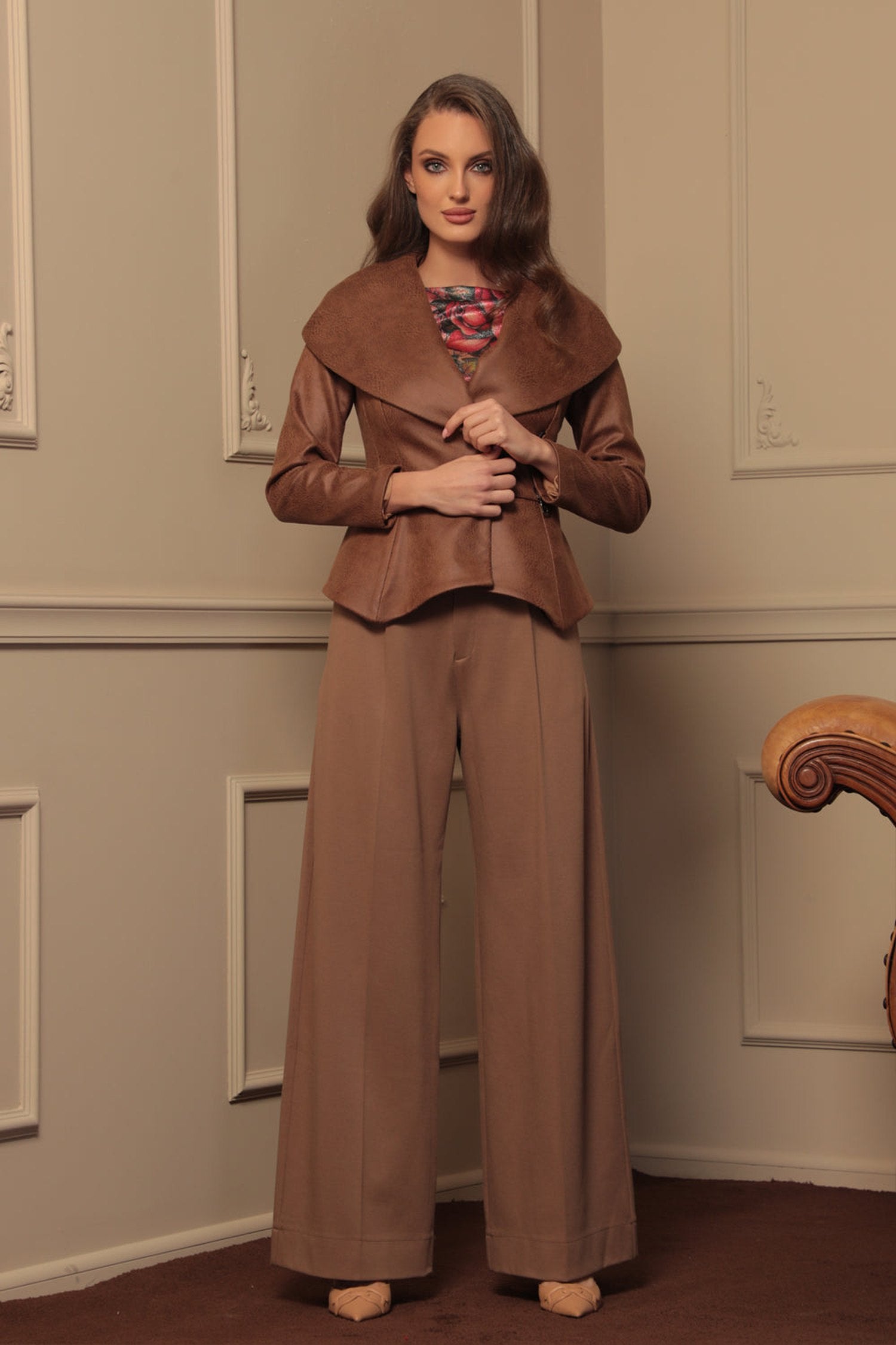 SUEDE-LOOK BLAZER WITH ASYMMETRICAL CLOSURE IN BROWN- ESSENTIALS JIORO БЛЕЙЗЕР С ШАЛ ЯКА ОТ ВЕЛУР В КАФЯВО - ESSENTIALS JIORO