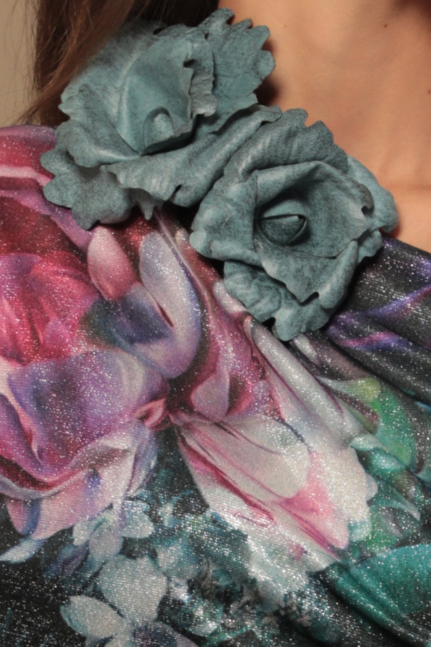 MEDIUM SUEDE-LOOK AZUR BLUE ROSE BROOCH JIORO РЪЧНО ИЗРАБОТЕНА БРОШКА ОТ ВЕЛУР СРЕДНО ЦВЕТЕ В АЗУРНО СИНЬО JIORO
