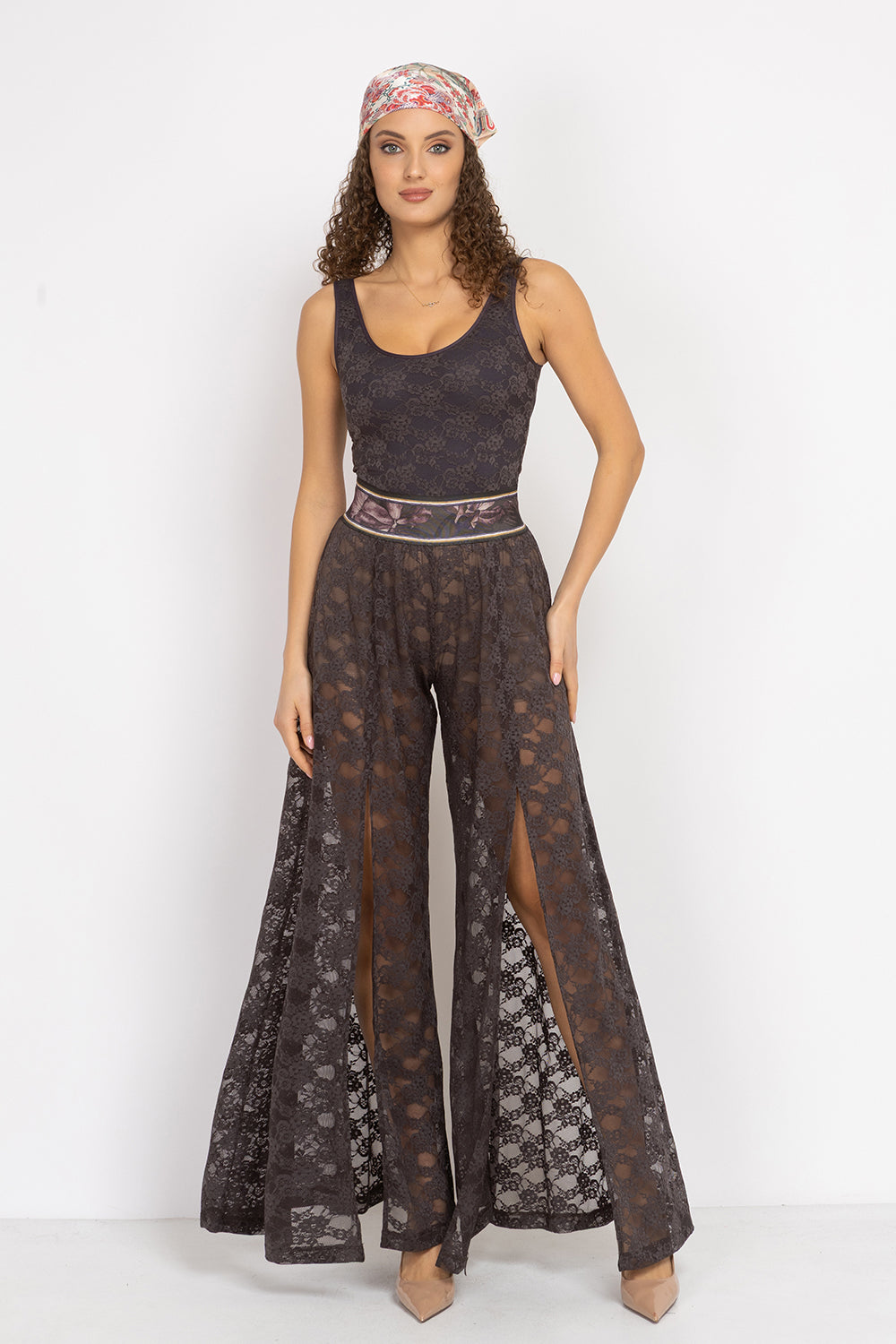 LACE BODYSUIT WITH DEEP SCOOP NECKLINE ESPRESSO - ESSENTIALS JIORO ДАНТЕЛЕНО БОДИ ПОТНИК С ДЪЛБОКО ОВАЛНО ДЕКОЛТЕ - ESSENTIALS JIORO