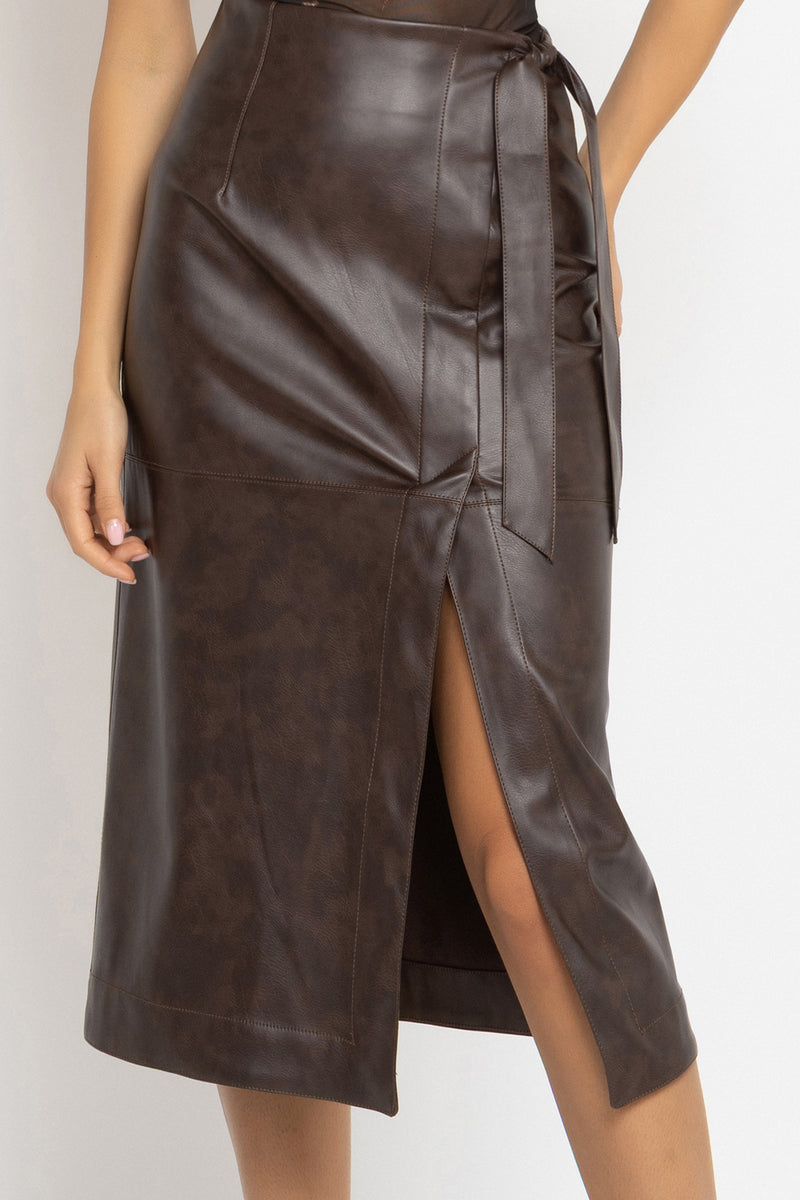 ASYMMETRIC A-LINE SKIRT IN LEATHER-EFFECT BROWN - ESSENTIALS JIORO АСИМЕТРИЧНА ПОЛА А-ЛИНИЯ С ЕФЕКТ НА КОЖА В КАФЯВО - ESSENTIALS JIORO