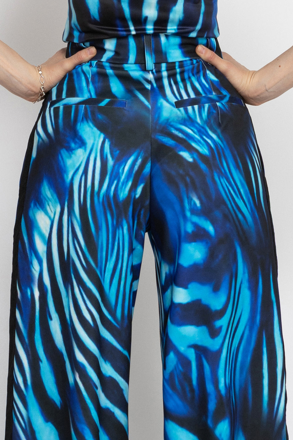 PLEATED WIDE-LEG VISCOSE PANTS - SHADES OF BLUE JIORO ШИРОК ВИСКОЗЕН ПАНТАЛОН С ВЕЛУРЕНИ КАНТОВЕ – SHADES OF BLUE JIORO