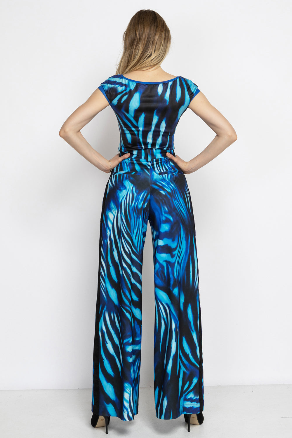 PLEATED WIDE-LEG VISCOSE PANTS - SHADES OF BLUE JIORO ШИРОК ВИСКОЗЕН ПАНТАЛОН С ВЕЛУРЕНИ КАНТОВЕ – SHADES OF BLUE JIORO