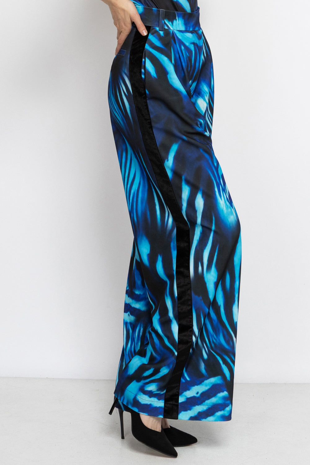 PLEATED WIDE-LEG VISCOSE PANTS - SHADES OF BLUE JIORO ШИРОК ВИСКОЗЕН ПАНТАЛОН С ВЕЛУРЕНИ КАНТОВЕ – SHADES OF BLUE JIORO