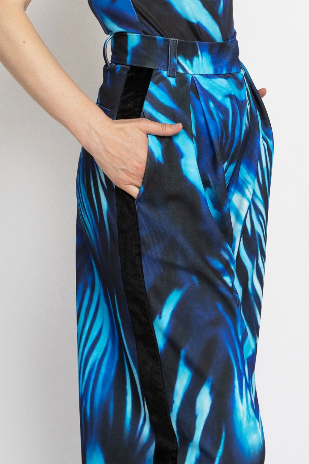 PLEATED WIDE-LEG VISCOSE PANTS - SHADES OF BLUE JIORO ШИРОК ВИСКОЗЕН ПАНТАЛОН С ВЕЛУРЕНИ КАНТОВЕ – SHADES OF BLUE JIORO