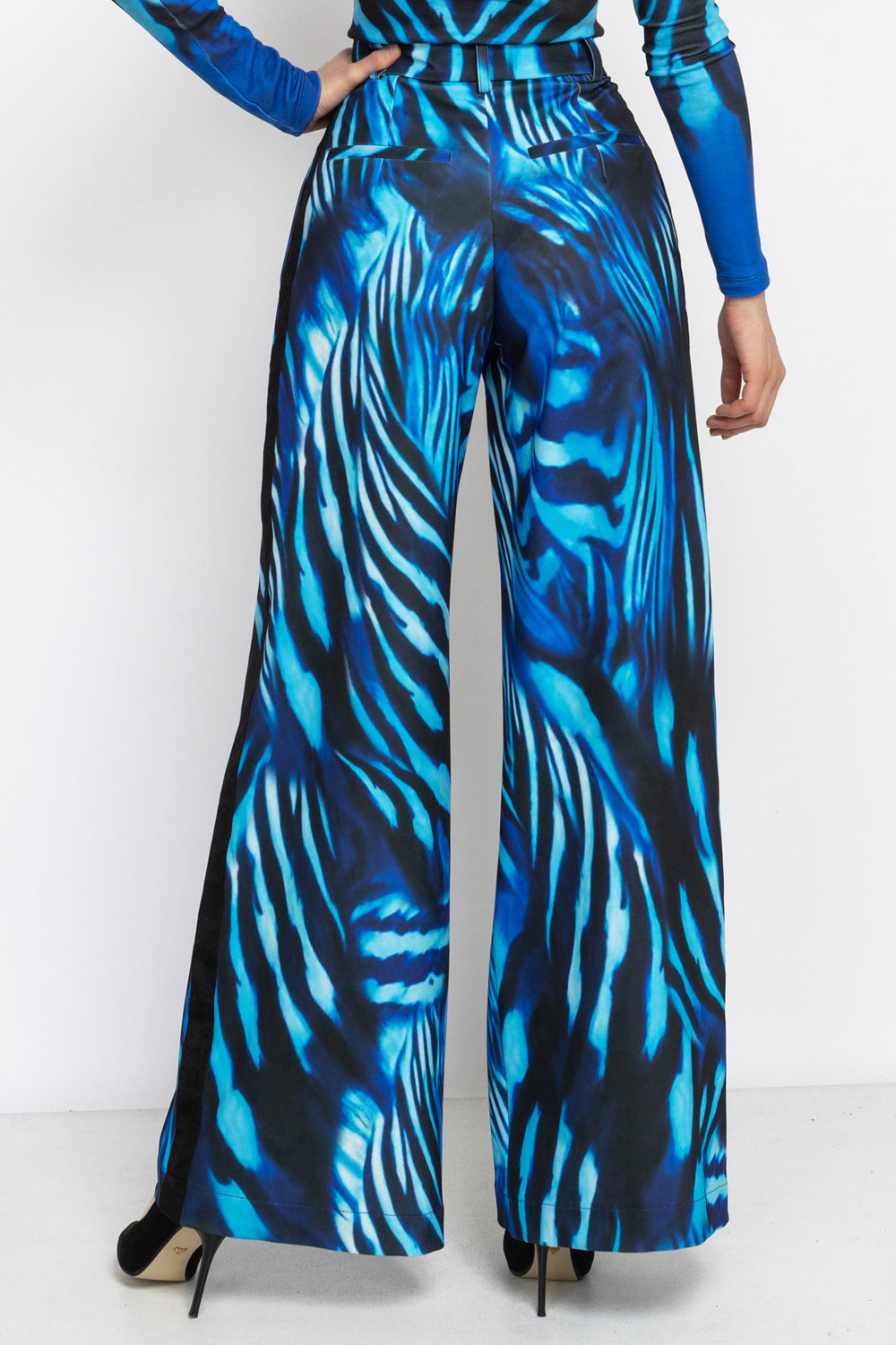 PLEATED WIDE-LEG VISCOSE PANTS - SHADES OF BLUE JIORO ШИРОК ВИСКОЗЕН ПАНТАЛОН С ВЕЛУРЕНИ КАНТОВЕ – SHADES OF BLUE JIORO