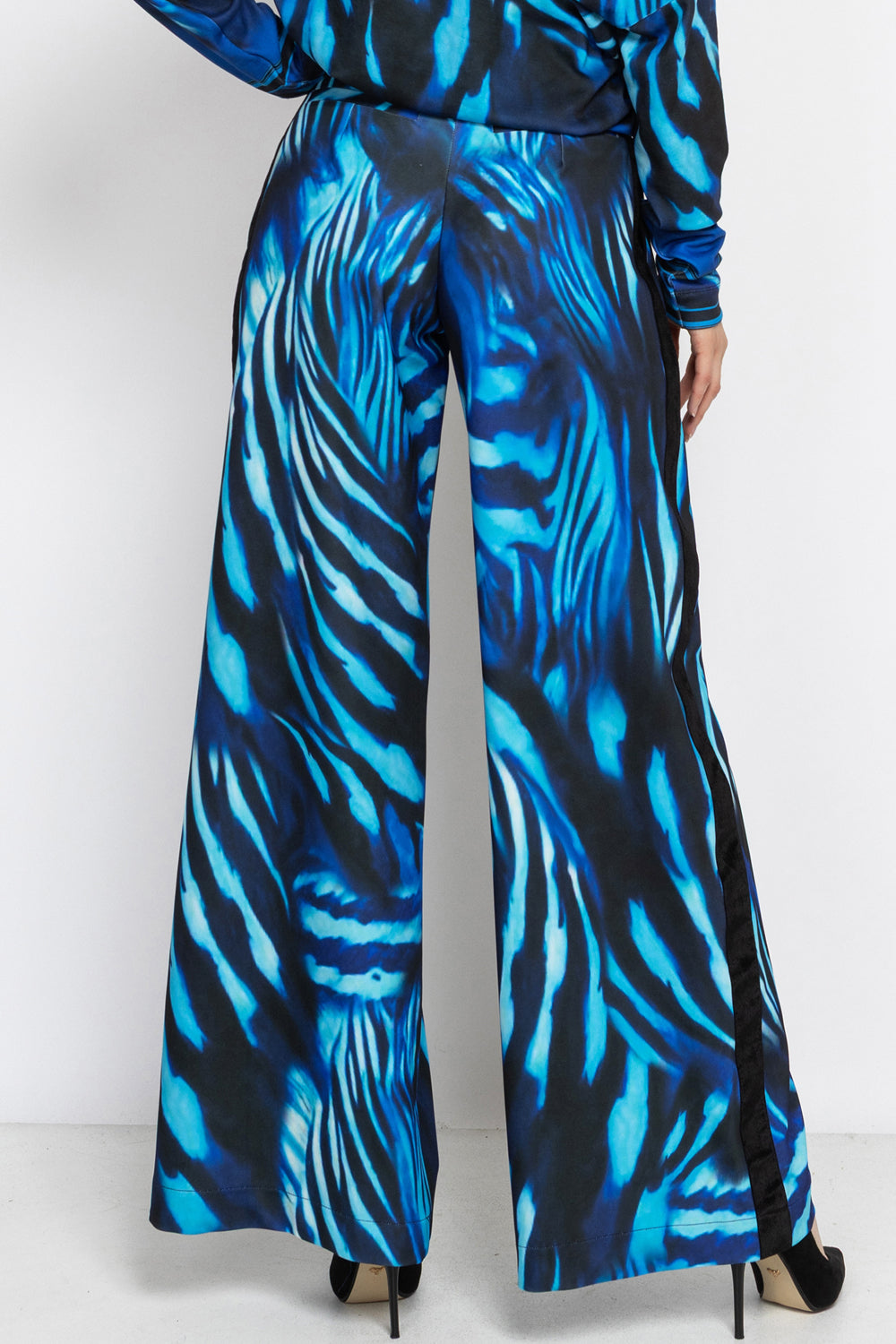 PLEATED WIDE-LEG VISCOSE PANTS - SHADES OF BLUE JIORO ШИРОК ВИСКОЗЕН ПАНТАЛОН С ВЕЛУРЕНИ КАНТОВЕ – SHADES OF BLUE JIORO