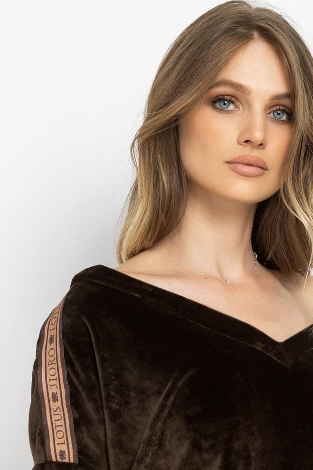TRUFFLE RELAXED V-NECK VELVET TOP WITH MOCHA MOUSSE LOGO TRIM - ESSENTIALS