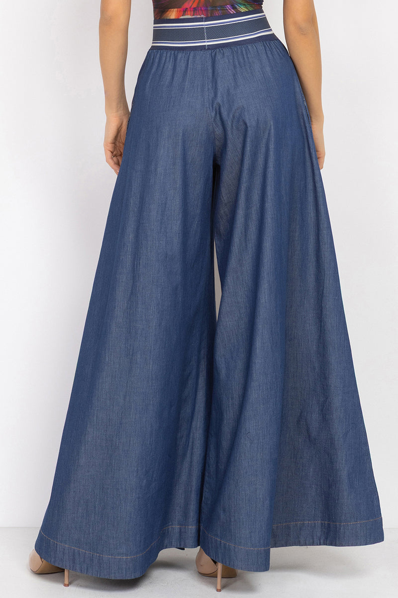 HIGH-WAISTED FLARED DENIM PANTS WITH FRONT SLITS - ESSENTIALS JIORO ПАНТАЛОН ОТ ТЪНЪК ДЕНИМ С ВИСОКА ТАЛИЯ И ЦЕПКИ – ESSENTIALS JIORO