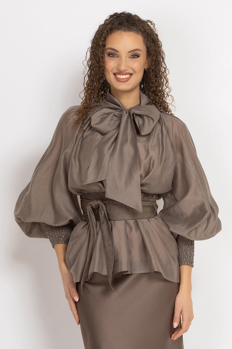 BOHEMIAN MOCHA LYOCELL BLOUSE WITH PUFF SLEEVES AND TIE-FRONT COLLAR - ESSENTIALS JIORO БОХЕМСКА РИЗА ОТ ЛИОЦЕЛ С БОГАТИ РЪКАВИ И ВРЪЗКА В МОКА JIORO