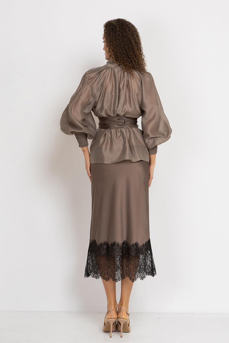 BOHEMIAN MOCHA LYOCELL BLOUSE WITH PUFF SLEEVES AND TIE-FRONT COLLAR - ESSENTIALS JIORO БОХЕМСКА РИЗА ОТ ЛИОЦЕЛ С БОГАТИ РЪКАВИ И ВРЪЗКА В МОКА JIORO